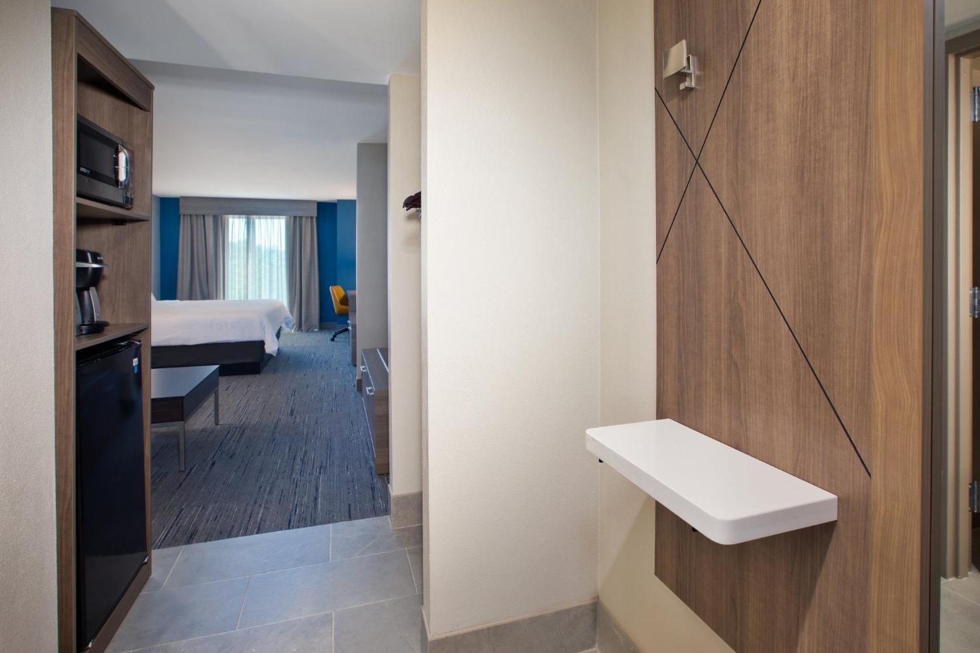 Holiday Inn Express & Suites I-26 & Us 29 At Westgate Mall By Ihg Spartanburg Exterior photo